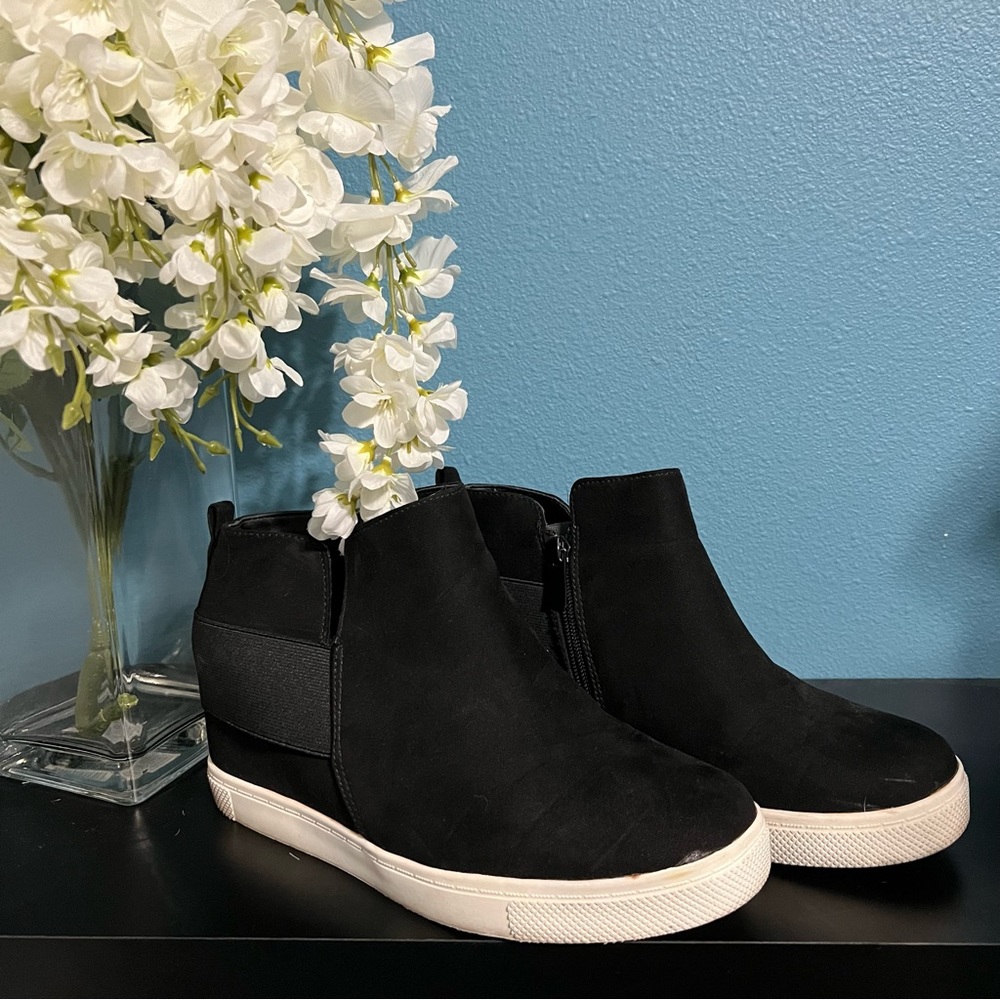 Torrid Faux Suede Black Heeled Tennis Shoe. SZ 10WW